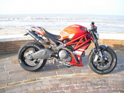 monster_696_replica_rossi_01.jpg
