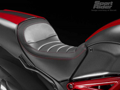 2015-ducati-diavel-seat.jpg